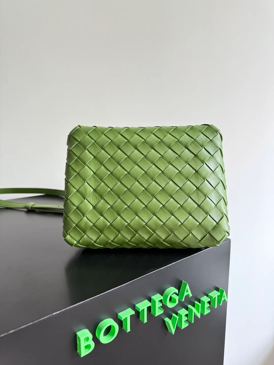 Batch 1760 BV home is new! Andiamo combines the Bottega Veneta archive parachute handbag to inherit retro elements and integrate modern trends. The same style as Shu Qi's in Beijing Night. It is a continuation of the classic bag. It has three functions: hand carry, shoulder and cross-body. It is embellished with metal brass knot buckles. It is small and has an amazing capacity. It can easily hold sunglasses in a box / small bottle of water / powder powder / charger and other daily necessities when going out. The upper body is versatile. Style number: 796569 Size: 21*17*16.5cm